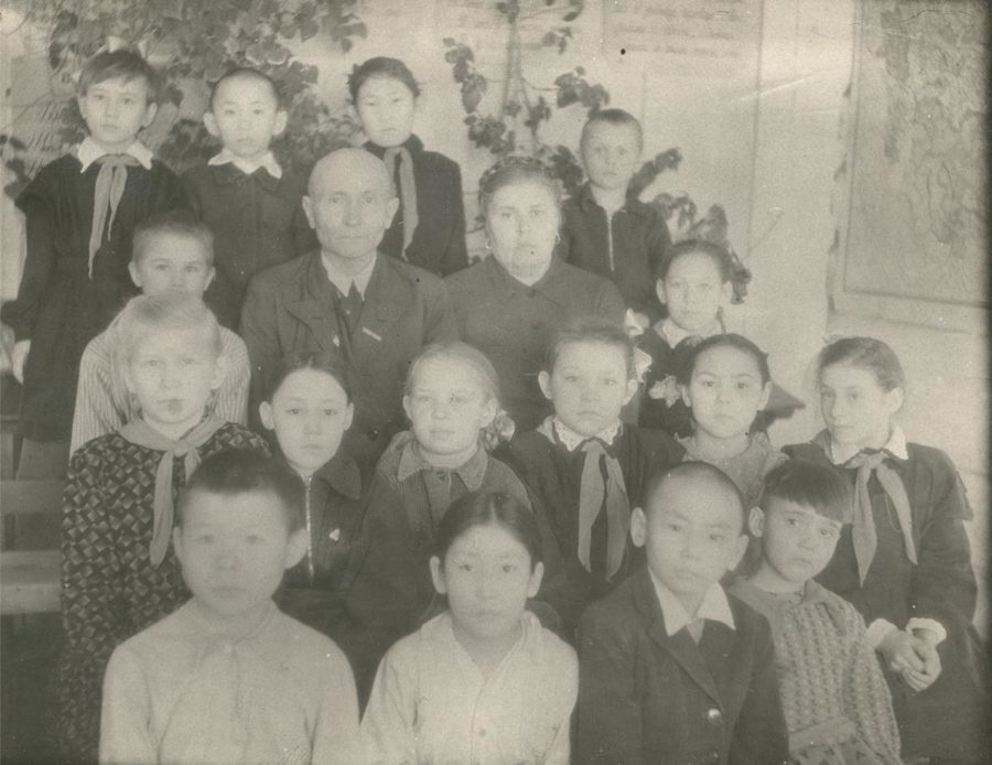 Сосков М.И. с учащимися, 1956 г.